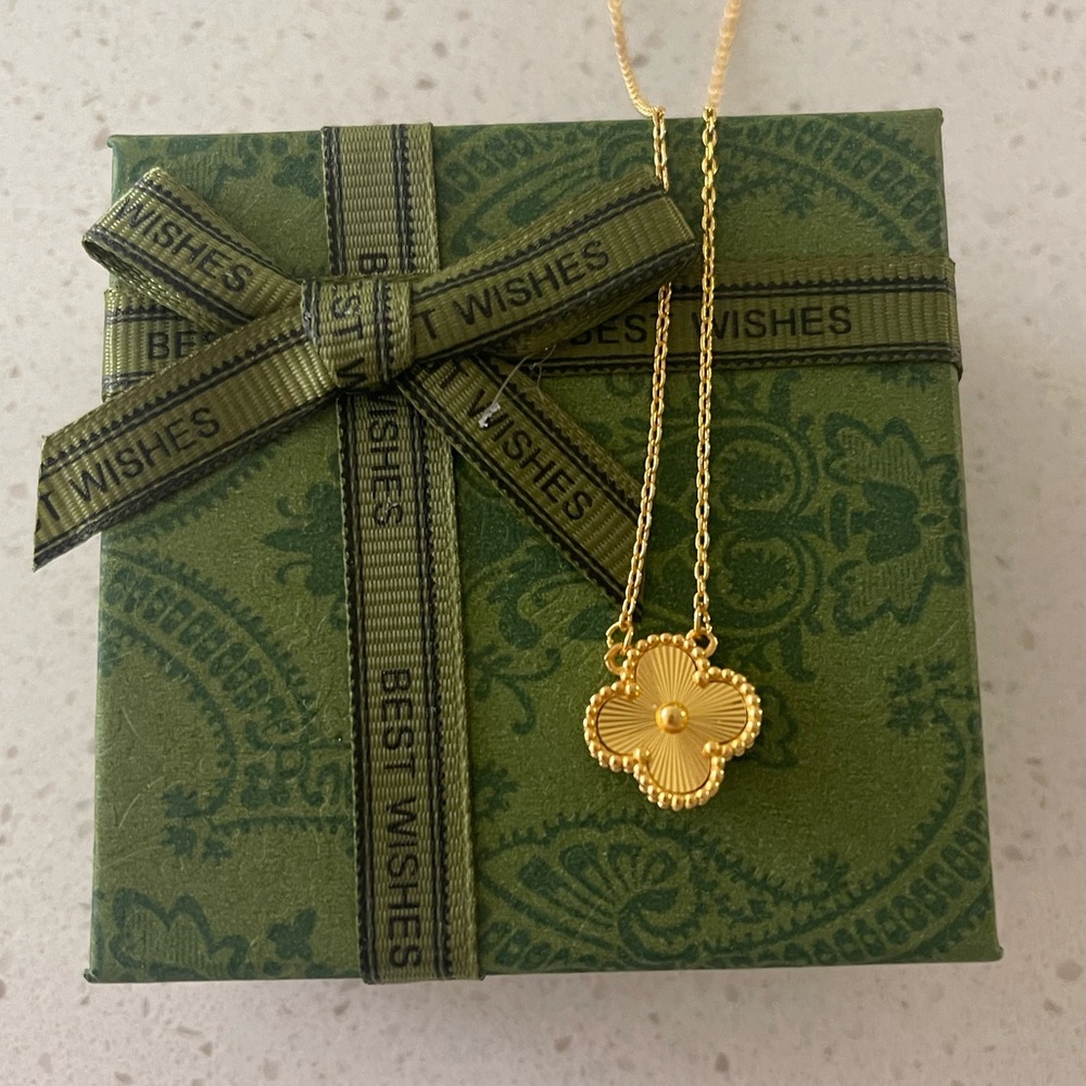 MUST GO Clover necklace
